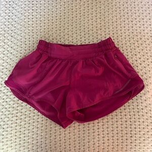 Lululemon hotty hot 2.5 inch low rise ripened raspberry shorts size 4